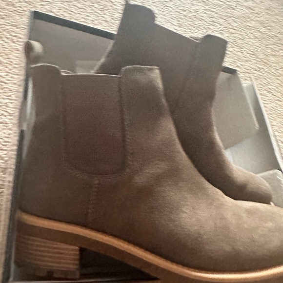 BLONDO Matilda Waterproof Lug Sole
Chelsea Boot - Picture 3 of 9